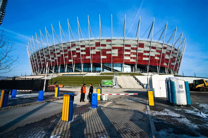 Układają murawę na Narodowym