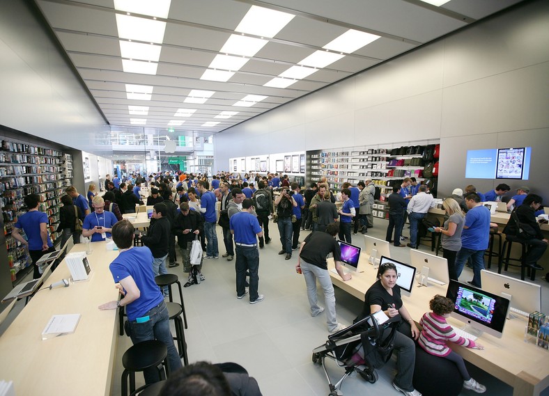 Klienci kupują iPady w sklepie Apple Store - Bondi Junction w Sydney