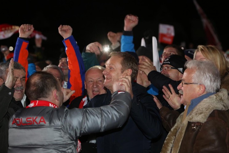 Premier Donald Tusk w Zębie, rodzinnej miejscowości Kamila Stocha, oglądał konkurs indywidualny skoków narciarskich na dużej skoczni w Soczi.