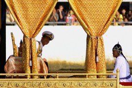 Najbogatiji kralj na svetu došao u Evropu da se IŽIVLJAVA: Tumarao okolo kao DVORSKA LUDA u skandaloznom izdanju, a tek da vidite kraljicu koja GOLA SLAVI ROĐENDAN PUDLI