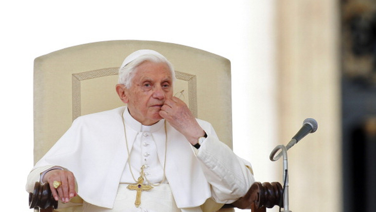 W Watykanie zapanował schyłkowy nastrój, Benedykt XVI sprawia wrażenie wyczerpanego i niezdolnego do przejęcia inicjatywy. Za jego plecami kardynałowie pracują już nad znalezieniem następcy. Ostatnie afery ukazują kościelny statek, którego kapitan stracił nad nim kontrolę.