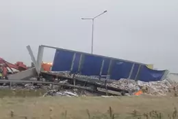 Zderzenie ciężarówek na S8. Jedna wpadła do rowu z ładunkiem [WIDEO]