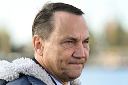 Sikorski nie podał ręki Cenckiewiczowi. Minister wyjaśnił, dlaczego tego nie zrobił