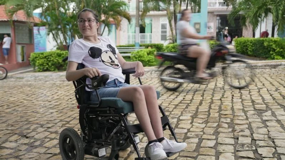 Zahvaljujući istraživanju u oblasti radne terapije, Paula i još nekoliko pacijenata već su dobili električna invalidska kolica | Foto: Mariana Castiñeiras/BBC