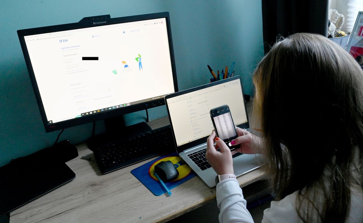 Uczniowie sprawdzają na stronie internetowej wyniki matury