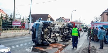 Nastolatek wymusił pierwszeństwo. Auto dostawcze wylądowało na boku