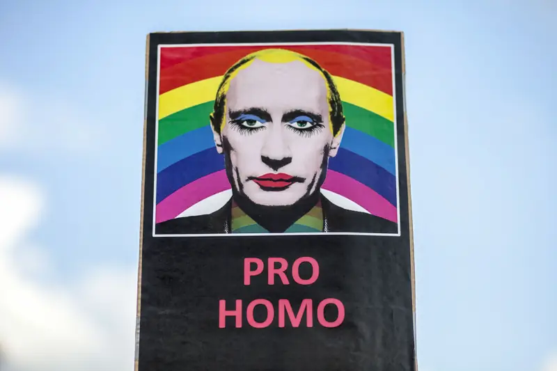 Putin na tle flagi LGBT+