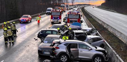 Potężny karambol na autostradzie. Kobieta i 2-letnie dziecko zginęli w zderzeniu kilkudziesięciu aut