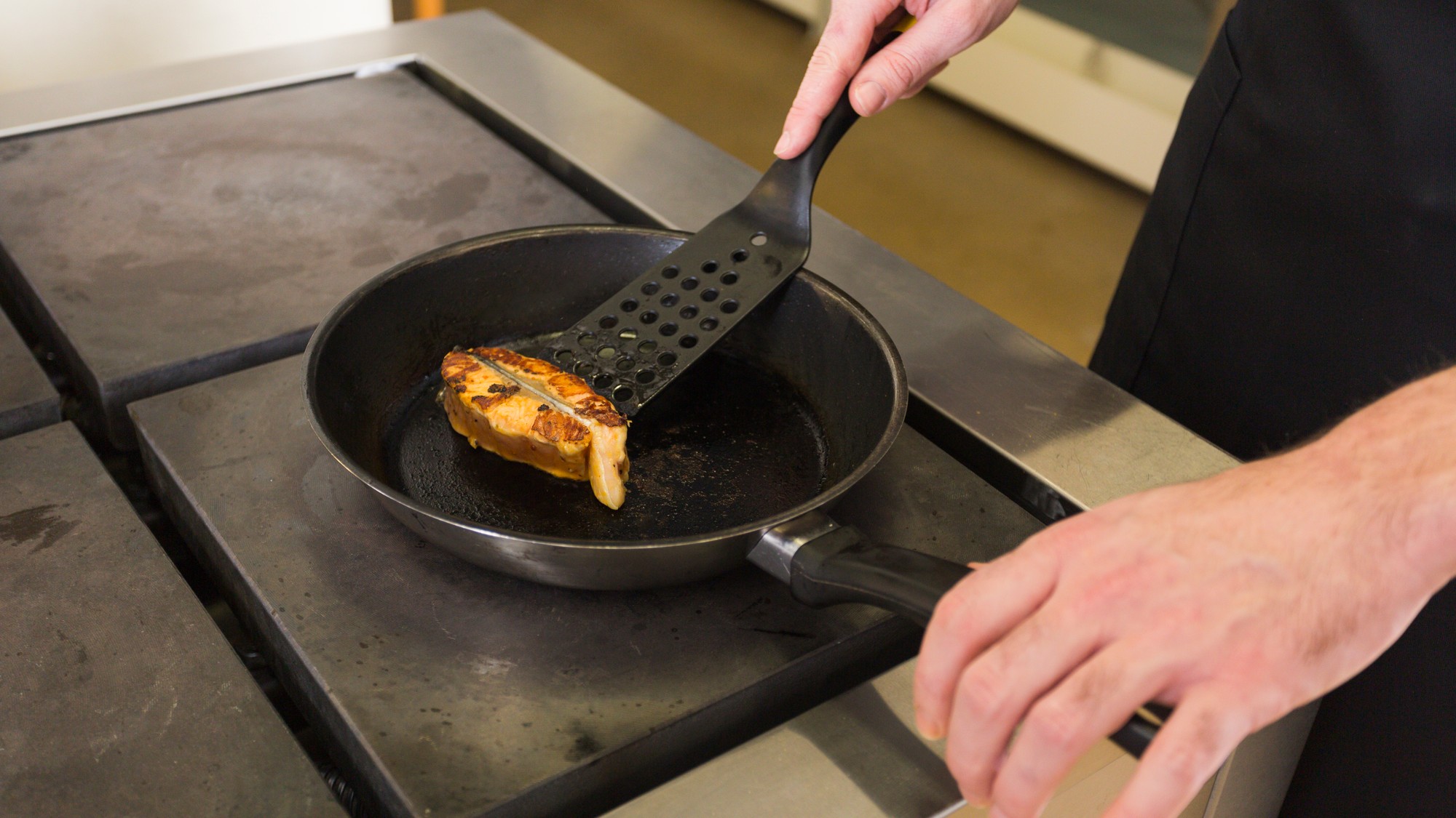 Kuchynský riad sa vyrába z rôznych materiálov, preto je dôležité vždy dodržiavať špecifické pokyny výrobcu na jeho údržbu.