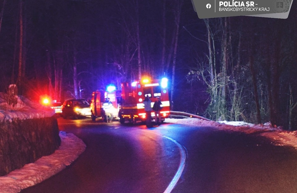 Neďaleko Banskej Bystrice došlo v pondelok vo večerných hodinách k tragickej dopravnej nehode.