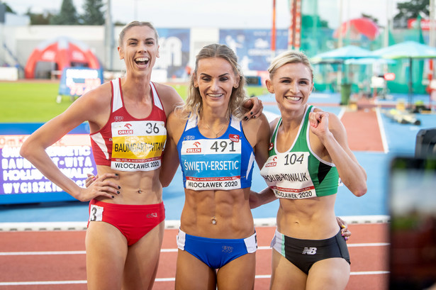 Medalistki biegu na 400 m (od lewej): Iga Baumgart-Witan, Justyna Święty-Ersetic i Małgorzata Hołub-Kowalik, pozują do zdjęcia podczas lekkoatletycznych mistrzostw Polski we Włocławku