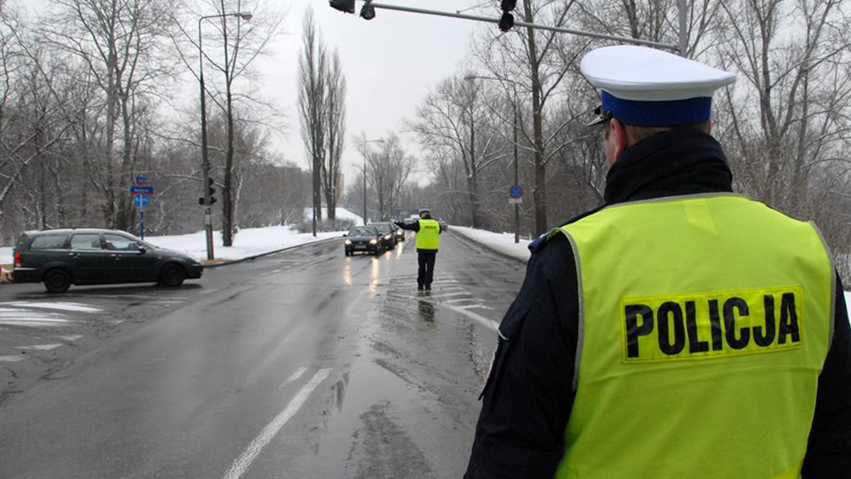 Trzech mężczyzn, w tym pijanego kierowcę, uratowali z płonącego samochodu policjanci z Nowego Miasta Lubawskiego.