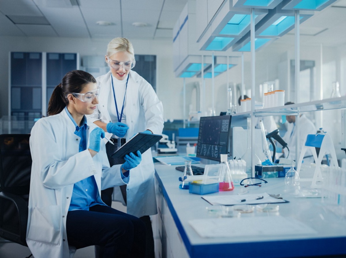 Kobiety naukowcy w laboratorium