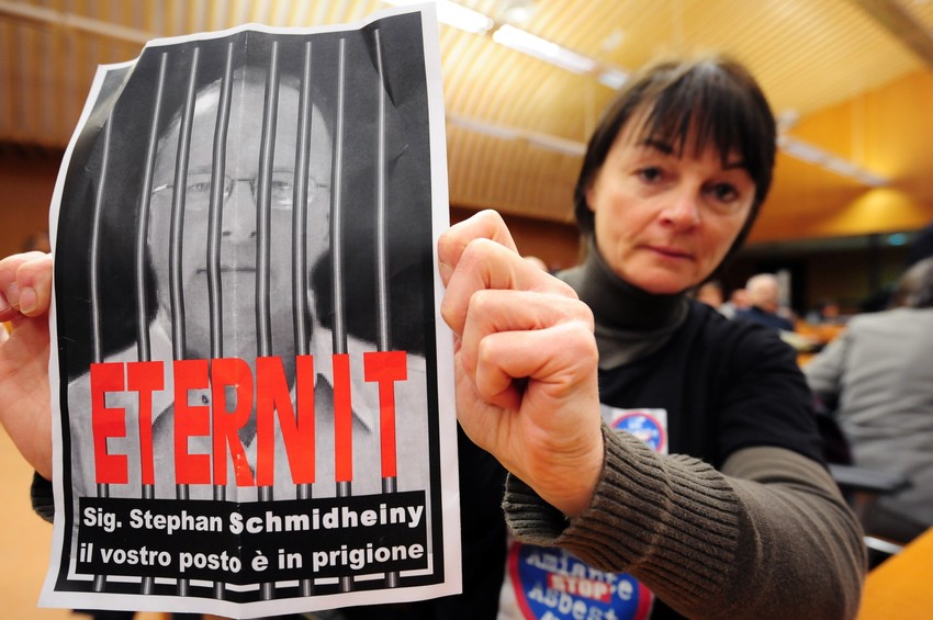 "Stefane Šmidhajni, mesto ti je iza rešetaka", piše ispod slike okrivljenog akcionara