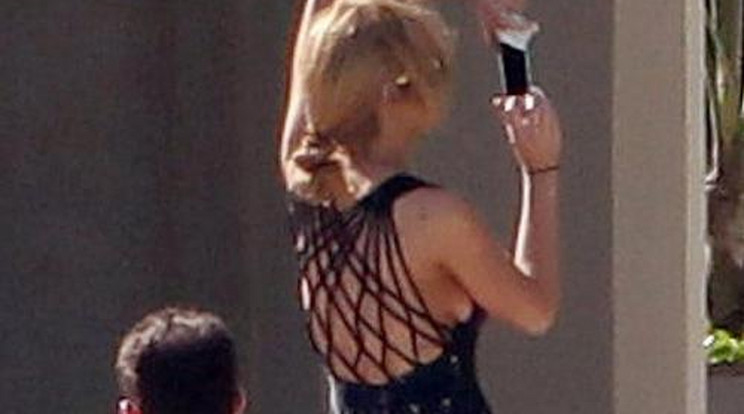 Fürdőruhában mutogatta lógó hátsóját Lindsay Lohan