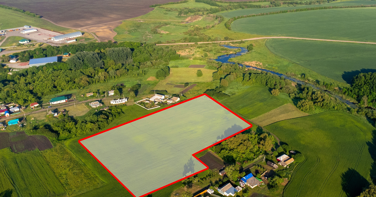 Utrata nieruchomości przez źle postawiony płot. Sąsiad może wystąpić do sądu z pozwem o stwierdzenie zasiedzenia i wpisanie prawa własności na swoją rzecz