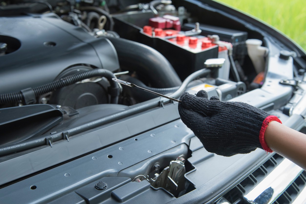 Prečo klesá hladina oleja v motore? Päť príčin, ktoré by mal poznať každý vodič. 