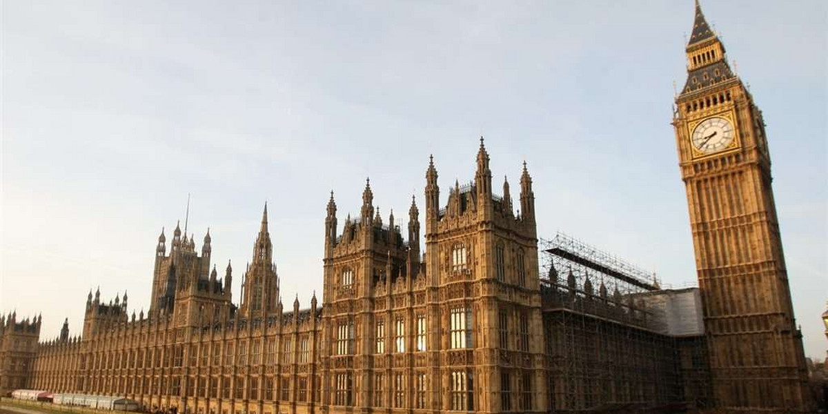 Big Ben się przewraca! Czy wieża się zawali?