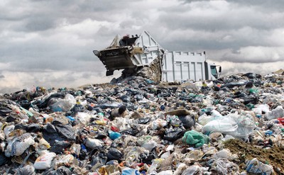 Śmieci niczyje. Kto sprząta wysypiska na sprzedanych działkach?