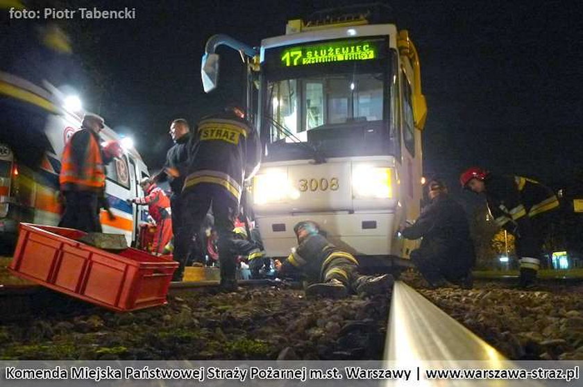 Wyciągają człowieka spod tramwaju. ZDJĘCIA