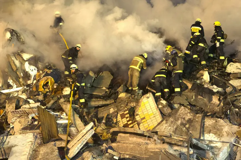 Na miejscu tragedii niestrudzenie pracują strażacy oraz inne służby