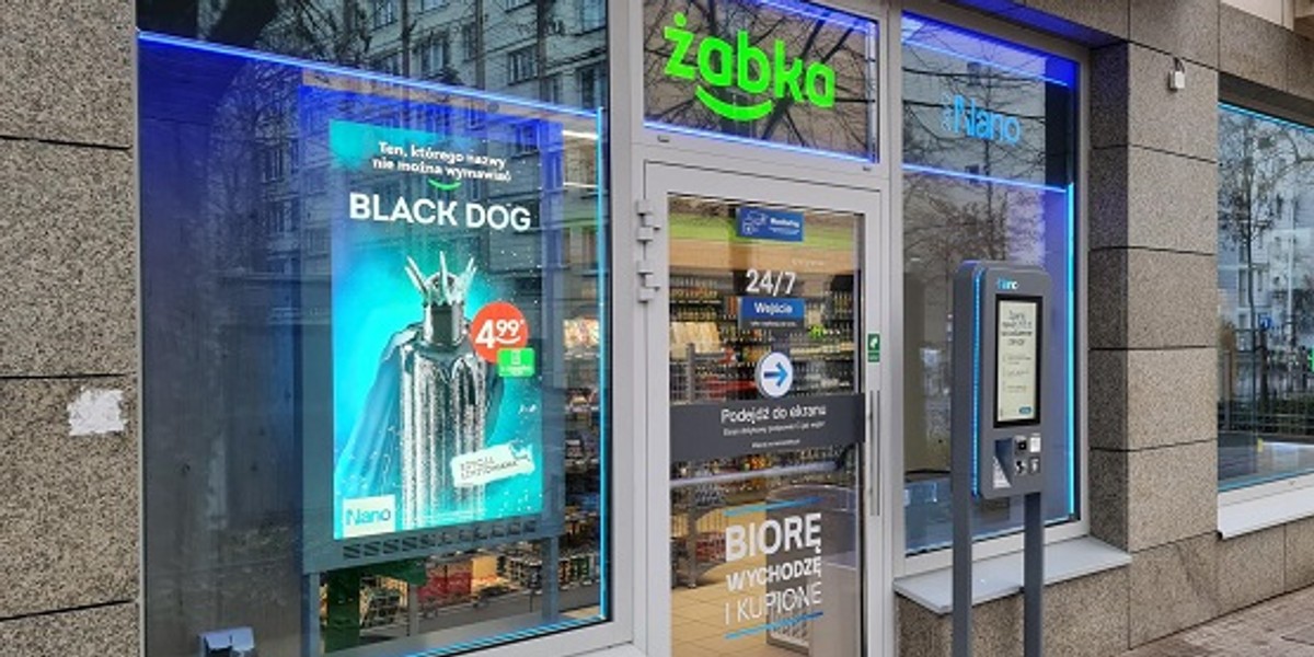 Black dog. Z okazji Black Friday Żabka przygotowała limitowaną wersję hot doga.