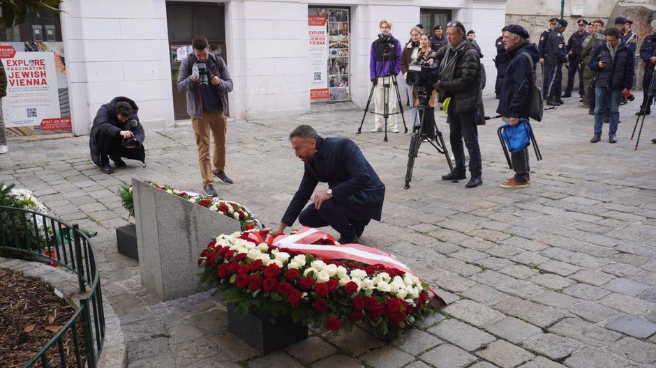 Aleksandar Stanković, predsednik ASSF, odaje počast žrtvama