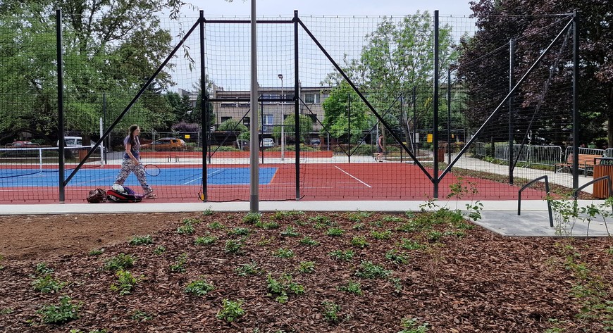 Boisko ma wysokie ogrodzenie i jest oświetlone, a  cały park objęto monitoringiem. 