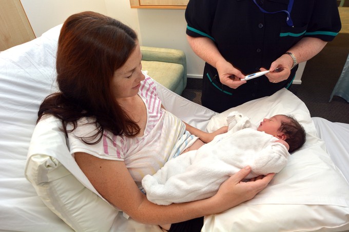 Sikeres műtét: a baba, aki testén kívül dobogó szívvel született