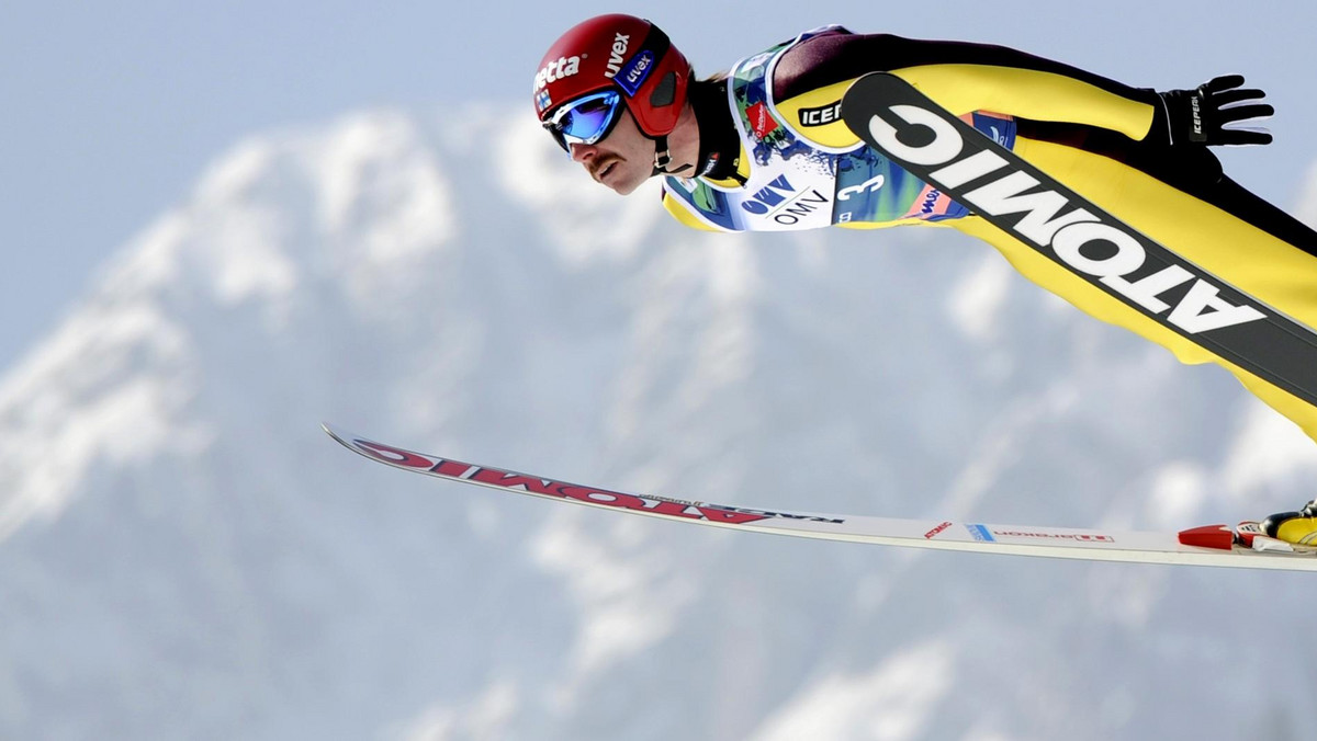 Janne Ahonen został zdyskwalifikowany podczas kwalifikacji do konkursu Pucharu Świata w skokach narciarskich w Kuusamo.