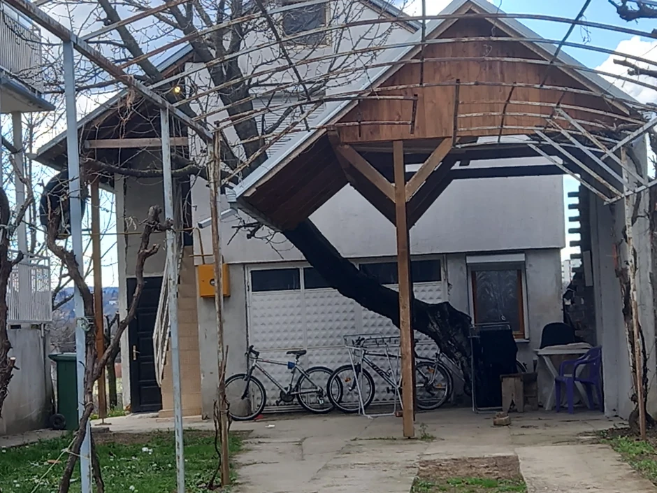 Kuća u kojoj su zatečena tela dece u Novom Sadu