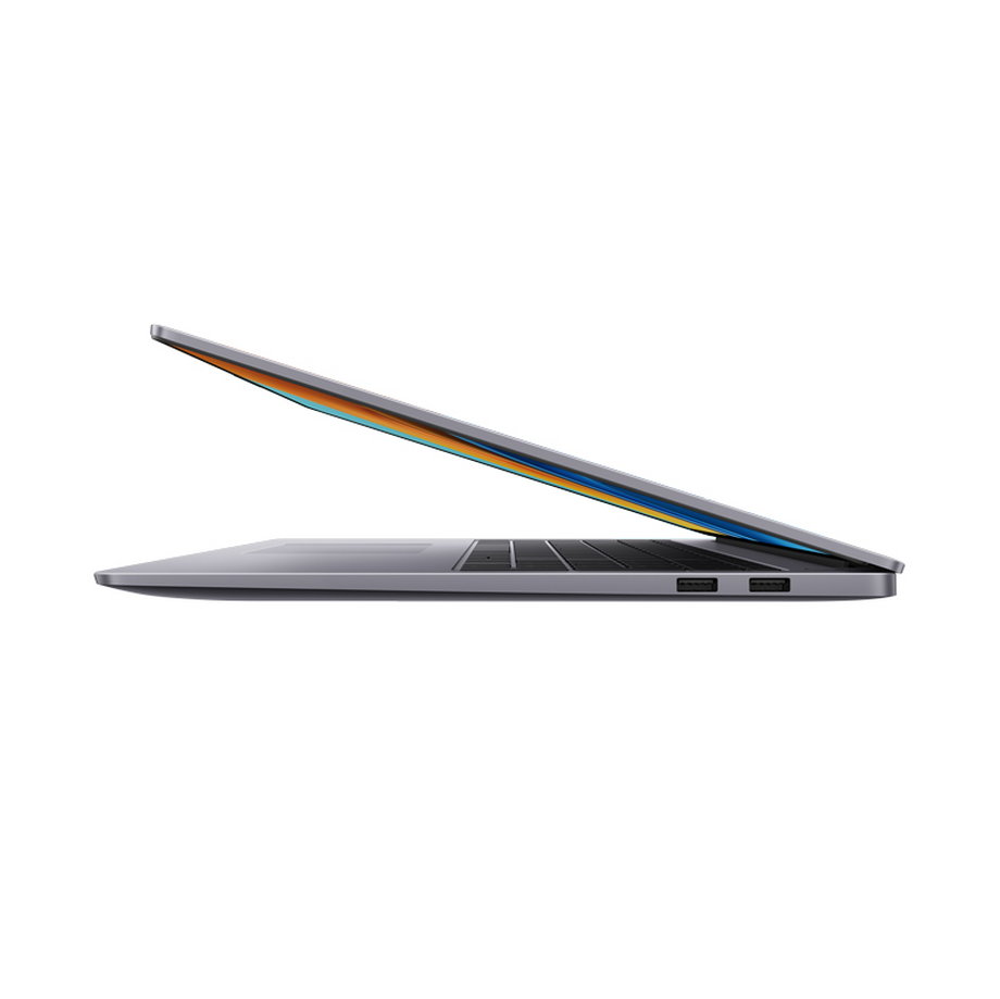 MateBook D 16 jest łatwy w przenoszeniu, ważąc zaledwie 1,7 kg, czyli mniej niż większość 16-calowych laptopów. | Fot. Materiał Partnera