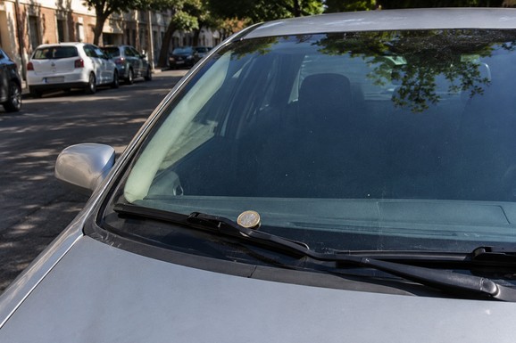 Ako vidite novčić na šoferšajbni automobila, ne izlazite odmah: Evo šta može da znači i zašto treba biti oprezan