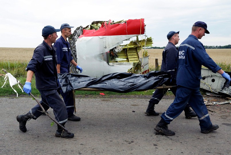 W sobotę, górnicy z kopalni położonych we wschodniej Ukrainie pomagali w usuwaniu ciał ofiar z miejsca katastrofy samolotu Malaysia Airlines, Lot MH17. W miejscu katastrofy pracuje prawie 400 ratowników. Przeszukują oni teren o powierzchni 34 kilometrów kwadratowych, na którym spadła większość fragmentów zestrzelonego samolotu. Ratownicy skarżą się, że kontrolowani przez Rosję separatyści utrudniają im prace.