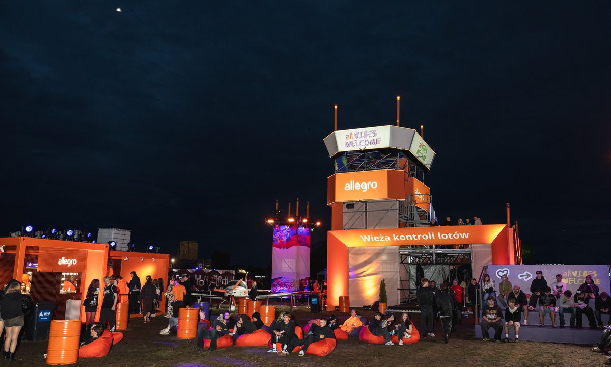 CLOUT Festival to coś więcej niż koncerty. Strefa Allegro w stylu all vibes welcome przyciągnęła festiwalowiczów
