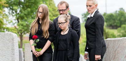 Jak ubrać się na pogrzeb? W czym przyjść na cmentarz? Cała prawda o żałobnym dress code