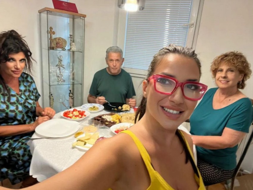 Željkova prva supruga Vesna, otac Branislav, ćerka Mina i majka Vesna