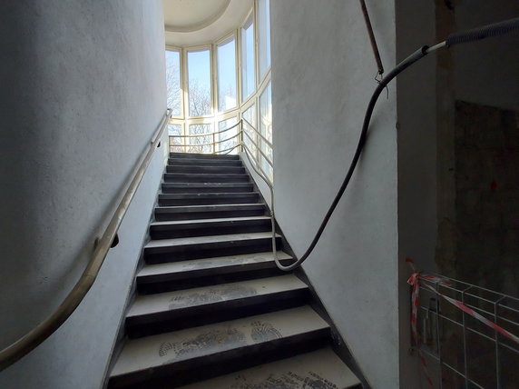 Boczne schody prowadzące do Sceny Foyer w Teatrze Dramatycznym w Białymstoku