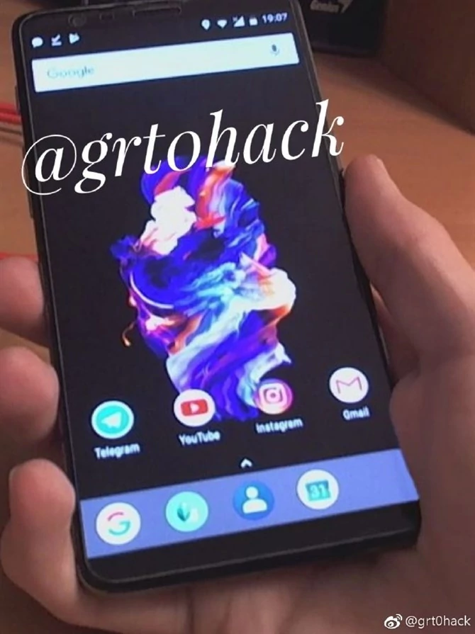 OnePlus 5T na zdjęciu