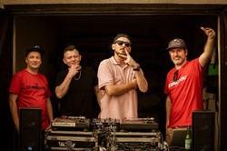 Joka w nagraniu ze Skorupem i Młodym. Jest teledysk "Jacy my"