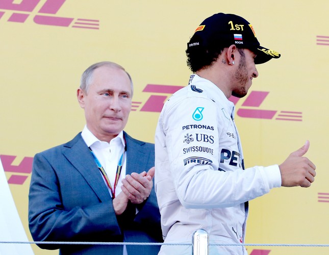Władimir Putin carem Formuły 1. Wręczał nagrody kierowcom po Grand Prix Rosji