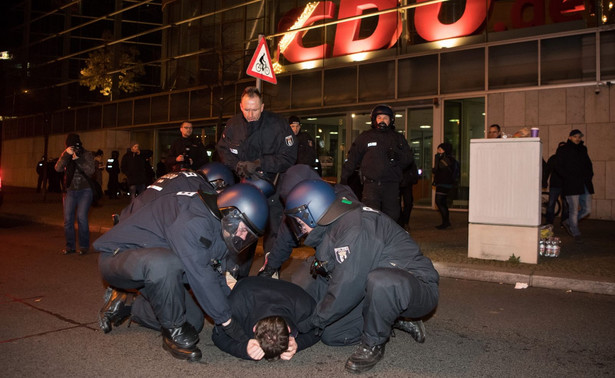 Nocny pościg za zamachowcem. Policja wchodzi do mieszkań w Berlinie