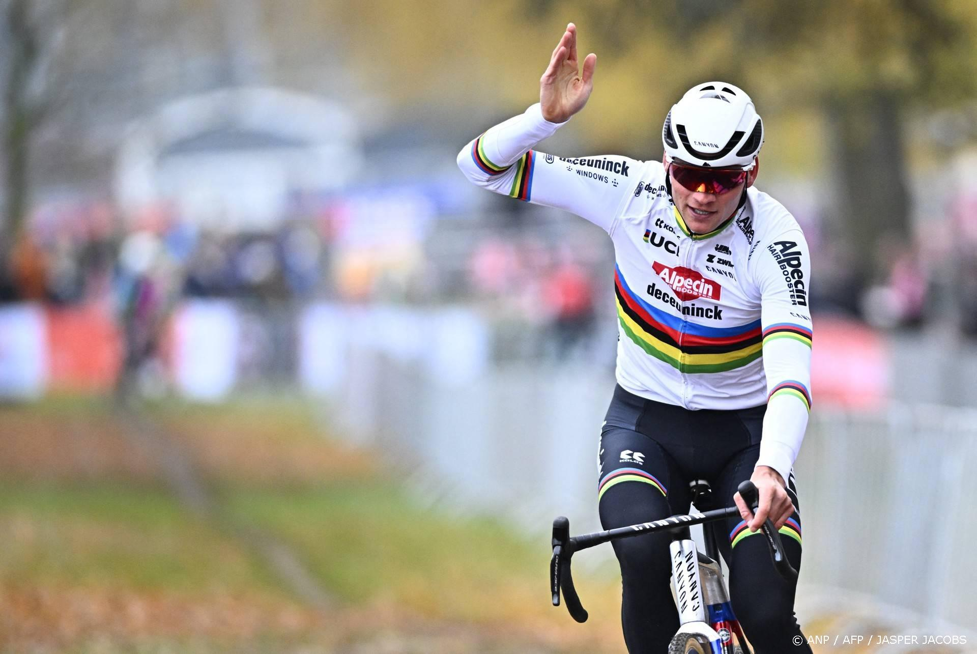 Van der Poel domineert in Koksijde met derde zege op rij