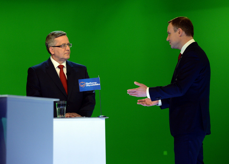 Na początku debaty w telewizji TVN Andrzej Duda wręczył Bronisławowi Komorowskiemu chorągiewkę Platformy Obywatelskiej twierdząc, że prezydent unika w kampanii przypominania o swojej partii. Prezydent oddał chorągiewkę prowadzącej tę część debaty, Monice Olejnik.