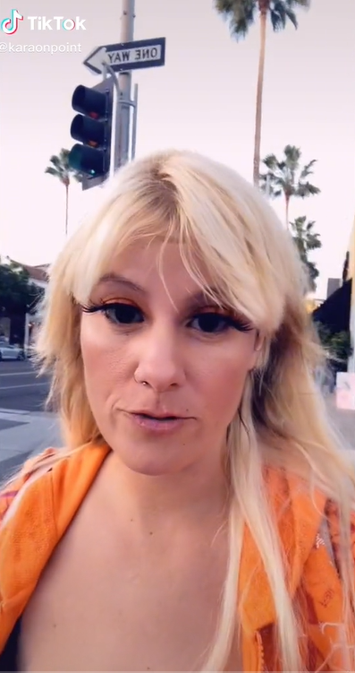 Kara jednoducho miluje starostlivosť o mužov.