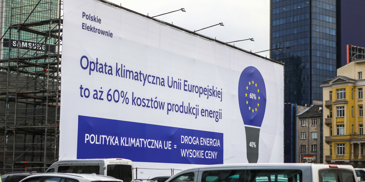 Wbrew informacjom na billboardach szacunki Forum Energii pokazują, że wpływ ceny uprawnień do emisji CO2 na wysokość rachunku za energię elektryczną gospodarstwa domowego to 23 proc.
