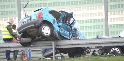 Masakra na drodze, auto wbiło się w barierkę!