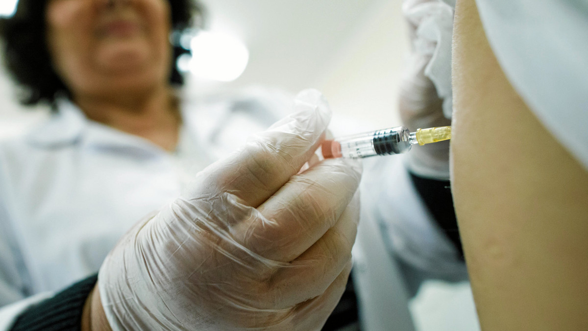 W hurtowniach brakuje szczepionek. A skala zachorowań rośnie