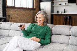 W 2026 roku więcej seniorów zwolnionych z opłacania abonamentu RTV. To nawet 366 zł w kieszeni