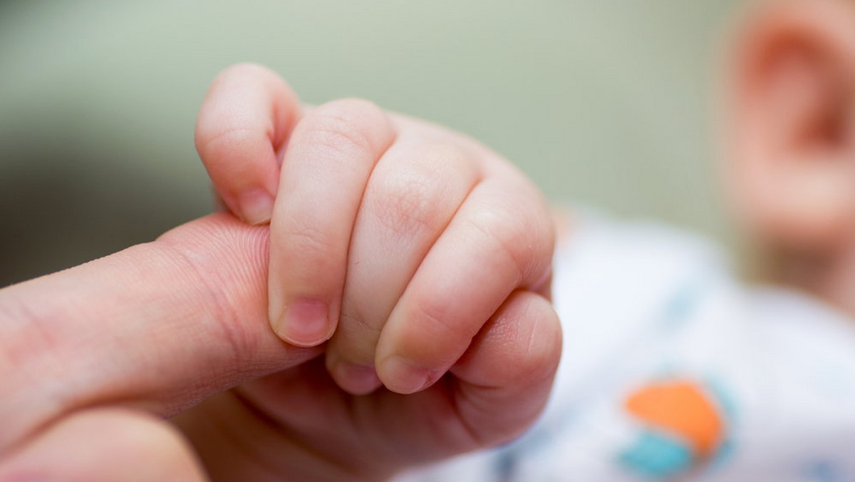 Według danych, w Polsce najwięcej dzieci rodzi się w lipcu, sierpniu i wrześniu. Przybycie maleństwa do domu wiąże się z ogromną radością, ale również z wyzwaniem dla młodych rodziców. Jak bowiem odpowiednio przygotować się na przybycie nowego członka rodziny do domu? O czym pamiętać? Co kupić wcześniej? Radzi Katarzyna Płaza-Piekarzewska, położna, założycielka projektu edukacyjnego "Zapytaj Położną".